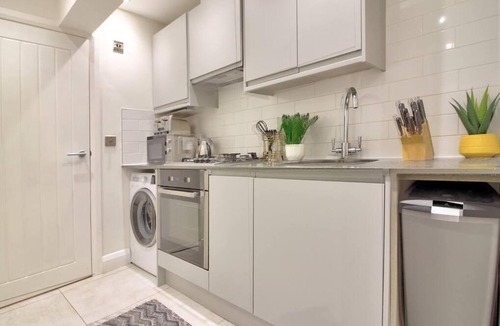 Reading Apartment | Comfy 2BR/2BTH APT in Central Reading w/ Parking