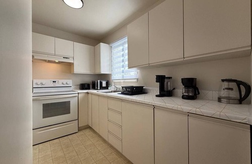Pierrefonds-Roxboro Apartment | Comfy 2BR Pierrefonds Apt with included parking