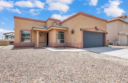 Biggs Field House | Comfy 3-bedroom Home with Amenities for Long Term Stays