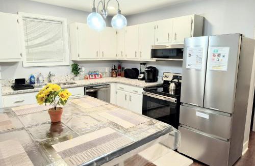 Greensboro House | Comfy 3BD-2BA Near Colleges,Tanger, Coliseum