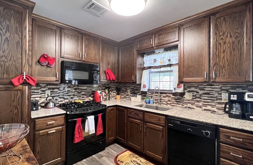 Pecan Tree - McCullough House | Comfy 3Bed/2Bath. EZ Access to Santa's Wonderland