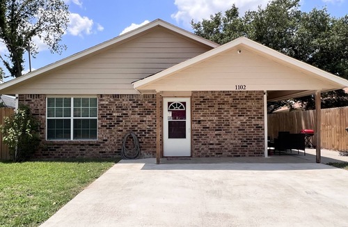Pecan Tree - McCullough House | Comfy 3Bed/2Bath. EZ Access to Santa's Wonderland
