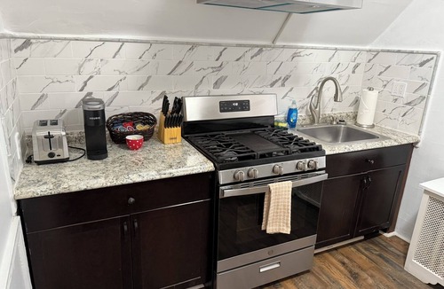 Bryn Mawr Apartment | Comfy 3BR/1.5B 2 Fl Apt in Bryn Mawr -Parking