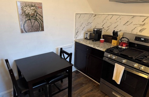 Bryn Mawr Apartment | Comfy 3BR/1.5B 2 Fl Apt in Bryn Mawr -Parking