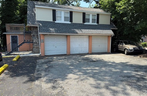 Bryn Mawr Apartment | Comfy 3BR/1.5B 2 Fl Apt in Bryn Mawr -Parking