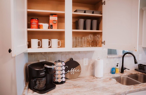 Perry House | Comfy 4 BD/2 BA Mid-Term Housing .Pet-Friendly.