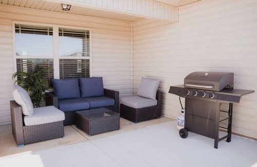 Perry House | Comfy 4 BD/2 BA Mid-Term Housing .Pet-Friendly.