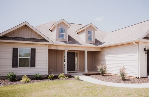 Perry House | Comfy 4 BD/2 BA Mid-Term Housing .Pet-Friendly.