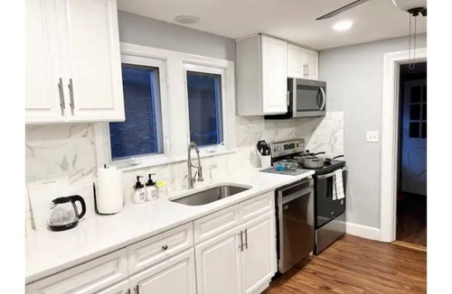 Bristol House | Comfy 4-Bedroom Home with King Bed-Free Parking