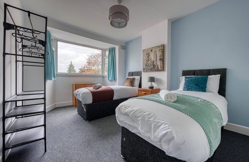 Bloxwich Apartment | Comfy 4BR House Prime Location