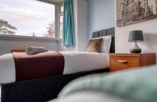 Bloxwich Apartment | Comfy 4BR House Prime Location