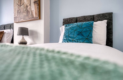 Bloxwich Apartment | Comfy 4BR House Prime Location