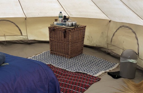 Hereford Cabin | Comfy 4m -Bed Bell Tent with great views