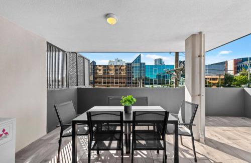 Bowen Hills Apartment | Comfy and Bright Apartment with HUGE Balcony!