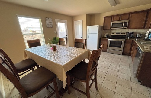 Princeton House | Comfy and Modern 4-Bedroom Home with King Bed, Workspace & Fast Wi-Fi