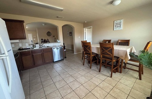 Princeton House | Comfy and Modern 4-Bedroom Home with King Bed, Workspace & Fast Wi-Fi