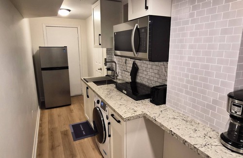 Churchill Meadows House | Comfy and Vibrant Home in Mississauga 2BR +Dan