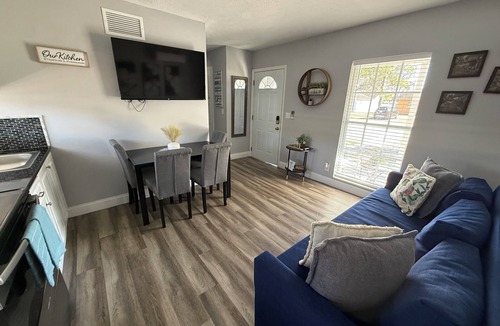 University Apartment | Comfy Apartment Near Bush Gardens