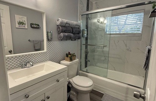 University Apartment | Comfy Apartment Near Bush Gardens