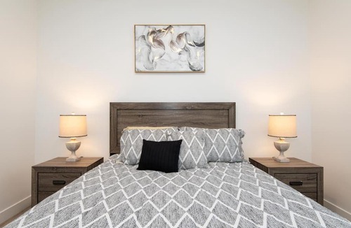 Financial District Apartment | Comfy Apt with pool & hot tub in downtown LA 658