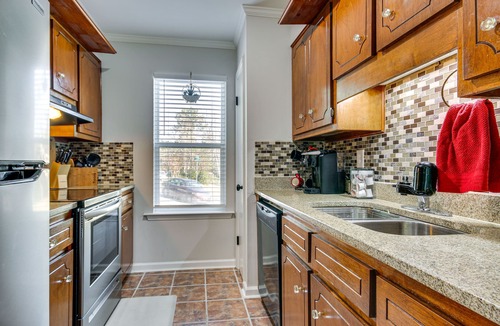 Summerville Condo | Comfy Augusta Condo w/Deck ~ 4 Mi to Olde Town