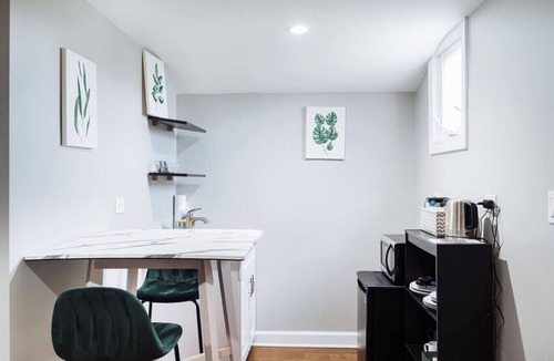 Avondale Apartment | Comfy Avondale Flat - Sleeps 5 - Great amd Fun Neighborhood