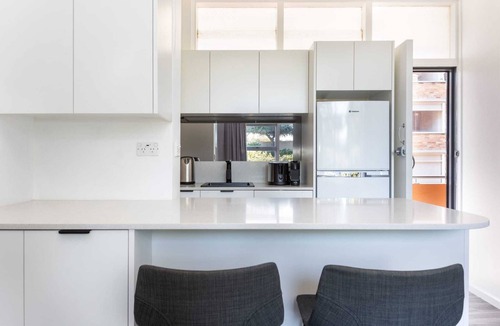 North Sydney Apartment | Comfy Balcony Studio near Parks,