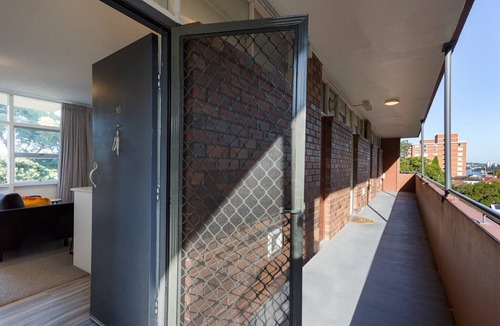 North Sydney Apartment | Comfy Balcony Studio near Parks,