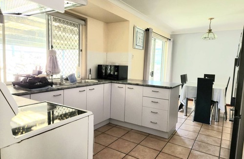 Capalaba House | Comfy Bayside Home