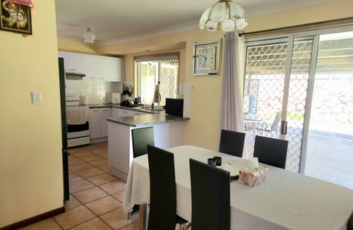 Capalaba House | Comfy Bayside Home