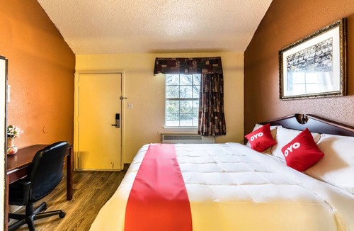 Decatur Hotel | Comfy Budget Room with King Bed Near Local Hot Spots and Quick Dining Trips!
