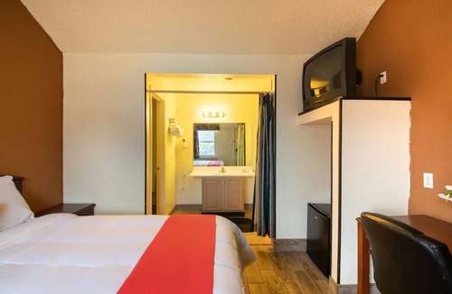 Decatur Hotel | Comfy Budget Room with King Bed Near Local Hot Spots and Quick Dining Trips!