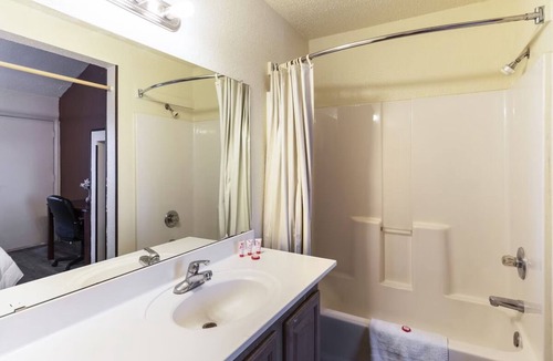 Decatur Hotel | Comfy Budget Room with King Bed Near Local Hot Spots and Quick Dining Trips!