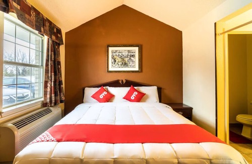 Decatur Hotel | Comfy Budget Room with King Bed Near Local Hot Spots and Quick Dining Trips!