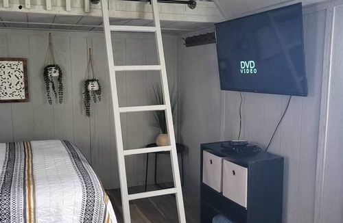 Scraper Cabin | Comfy Cabin golf, fish, Illinois river, ATV, Kayak