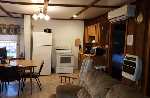 Huntingdon House | Comfy cabin in the woods with extra-large covered deck