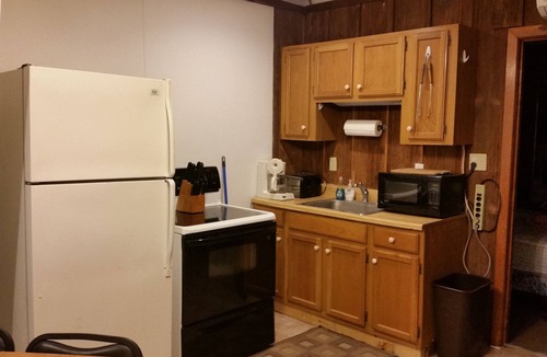 Huntingdon House | Comfy cabin in the woods with extra-large covered deck