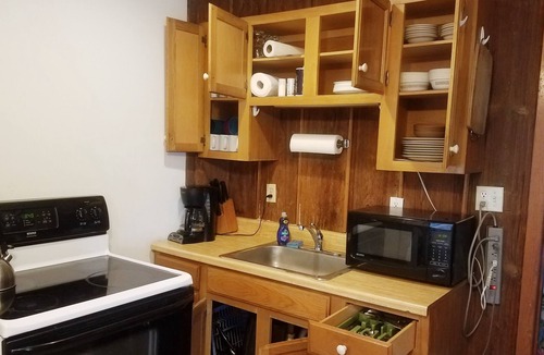 Huntingdon House | Comfy cabin in the woods with extra-large covered deck