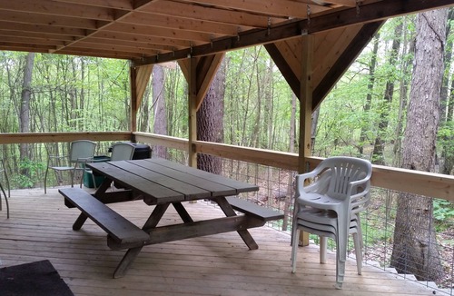 Huntingdon House | Comfy cabin in the woods with extra-large covered deck