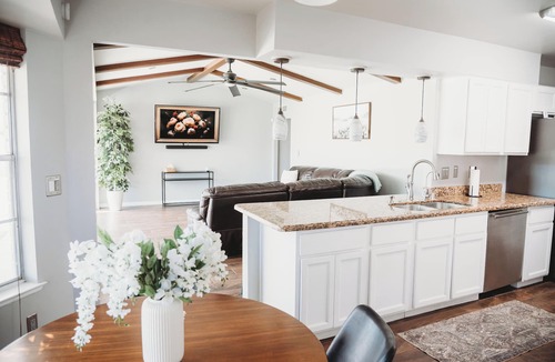 Pebble Hills Park House | Comfy Casita, centrally located, pool, game room, sleeps 10!