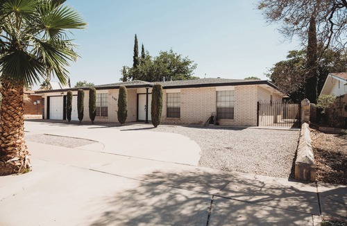 Pebble Hills Park House | Comfy Casita, centrally located, pool, game room, sleeps 10!