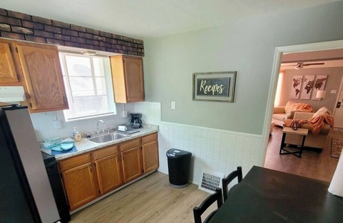 Beverly Hills House | Comfy, Clean & Charming Family Friendlyn10 Min. to airport & 15 min to downtown