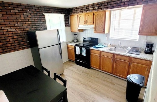 Beverly Hills House | Comfy, Clean & Charming Family Friendlyn10 Min. to airport & 15 min to downtown