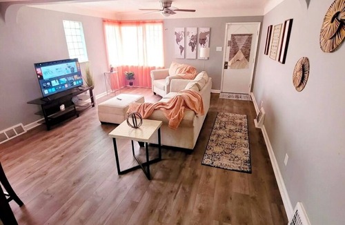 Beverly Hills House | Comfy, Clean & Charming Family Friendlyn10 Min. to airport & 15 min to downtown