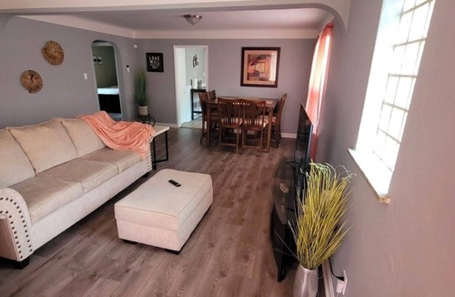 Beverly Hills House | Comfy, Clean & Charming Family Friendlyn10 Min. to airport & 15 min to downtown