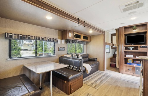Langworthy RV Rental | Comfy Coleman rental camper in Delhi, IA