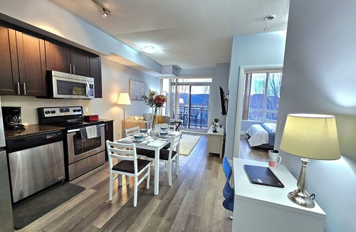 Thornhill Apartment | Comfy Condo near Promenade Mall