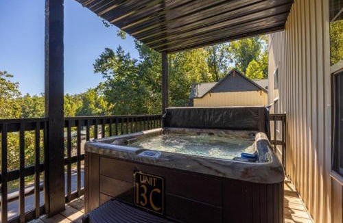 Pigeon Forge Apartment | Comfy Condo perfect for your Mountain Vacation