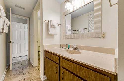 Destin Condo | Comfy Condo with Three Pools & Tennis - Close to Beach & Dining