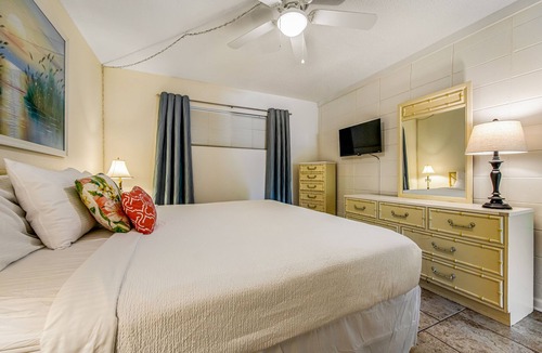 Destin Condo | Comfy Condo with Three Pools & Tennis - Close to Beach & Dining